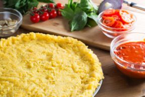 Pizza di polenta con spinaci e funghi