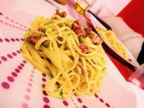 Linguine alla carbonara con salsiccia