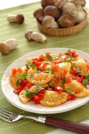 Ravioli di pasta di patate farciti ai funghi porcini