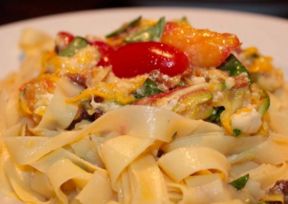 Pappardelle con gamberi, fiori di zucca e pomodorini