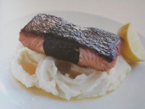 Salmone avvolto nell'alga Nori