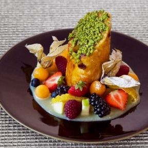 Panettone con frutti rossi e salsa di cioccolato bianco