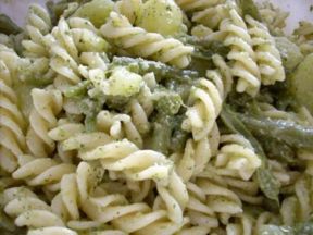 Fusilli con pesto e zucchine