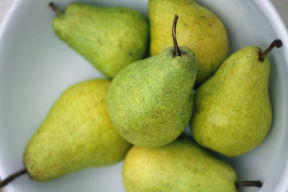 Pere con crumble di muesli e cioccolato di Benedetta Parodi