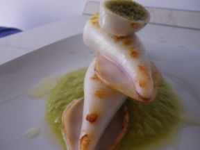 CALAMARI RIPIENI GRIGLIATI SU CREMA DI PISELLI E PREMIO