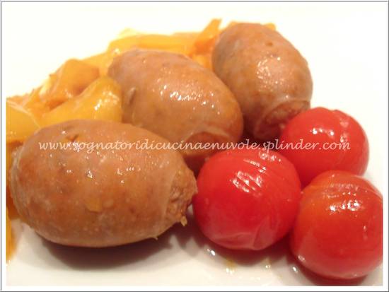 LE SALSICCETTE PICCANTI SI SPOSANO CON I PEPERONI E I CILIEGINI