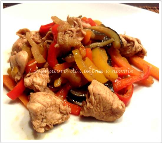 BOCCONCINI DI POLLO CON VERDURE AROMATICHE IN AGRODOLCE