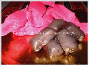 CROCCANTE DI MANDORLE TRITATE RICOPERTO DI CIOCCOLATO FONDENTE