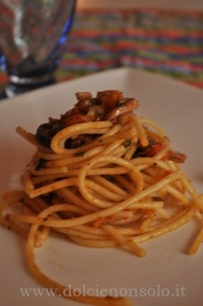 Spaghetti con calamaretti, gamberi ed olive