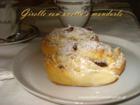 Girelle di pasta brioche e sfoglia con uvetta e mandorle