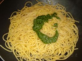 Spaghetti con vongole e pesto