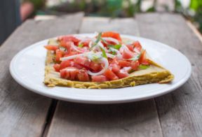 Come usare il Lato B dei legumi freschi? Con una farinata ai baccelli