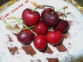 Torta di yogurt con ciliegie e cioccolato