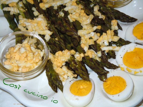 Asparagi bianchi o verdi con salsa d’uova alla veneta