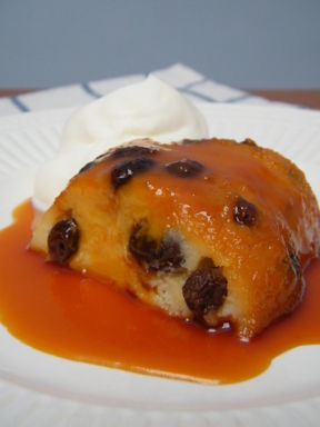 Budino di pane con salsa al caramello.