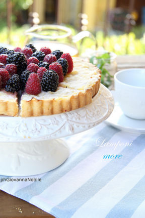 Crostata  con lamponi, more e crema pasticcera alle mandorle