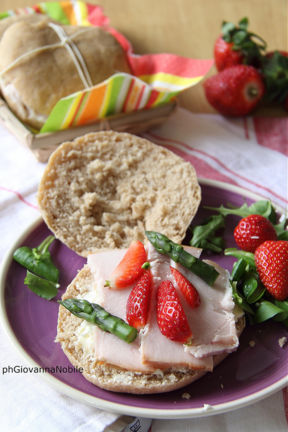 Panini arabi di farro, farciti con fesa di tacchino Lenti, formaggio cremoso, asparagi e fragole