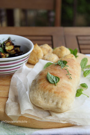 Calzoni ripieni di ricotta di capra, scamorza e salame o prosciutto crudo, abbinati a melanzane al forno e polpettine di ricotta