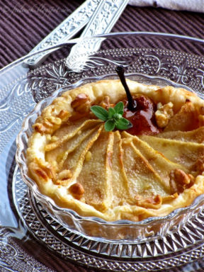Tortina salata con stracchino, pere e noci