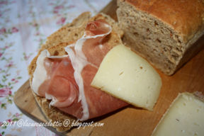 Pane a cassetta con cereali e noci