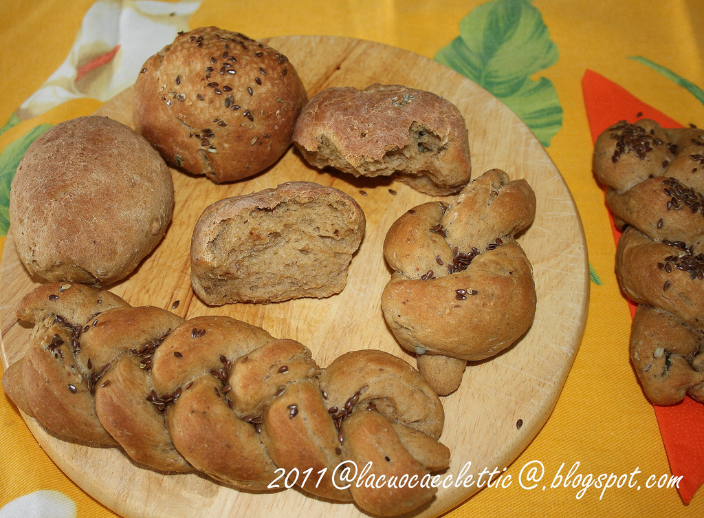 Panini ai cereali con semi e erbe aromatiche