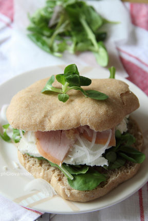 Panini arabi integrali farciti con fesa di tacchino Lenti, formaggio Salva Cremasco, misticanza e cipollotti per il Ricettario Eclettico