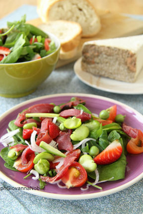 Insalata con manzo affumicato Lenti, misticanza, pomodori, fragole, zucchinette, fave e piselli