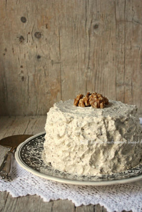 Torta di noci con scaglie di cioccolato e crema al mascarpone