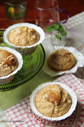 Muffin di farro, con confettura di pere, robiola di Roccaverano e granella di mandorle