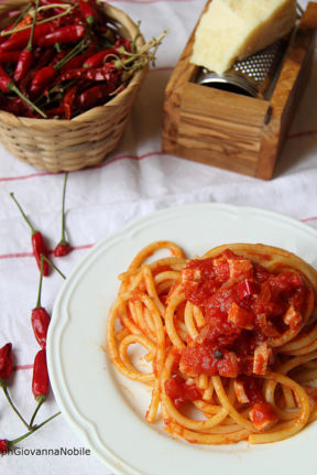 Bucatini con salsa di pomodoro, Lardomagro Lenti e peperoncino