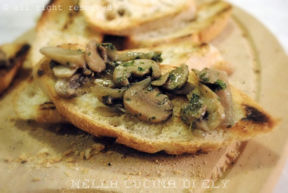 Crostini ai funghi champignon