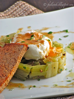 Tortino di cardi con uovo pochè e salsa d'acciuga