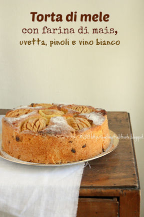 Torta di mele con farina di mais, uvetta, pinoli e vino bianco