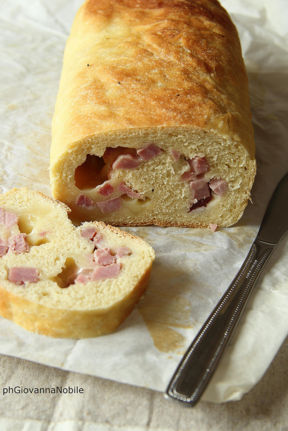 Pane di Kamut farcito con Prosciutto Cotto Rustichello Lenti e formaggi dolci
