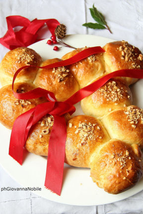 Corona Natalizia di pasta brioche farcita con prosciutto cotto Rustichello Lenti, formaggio e funghi secchi