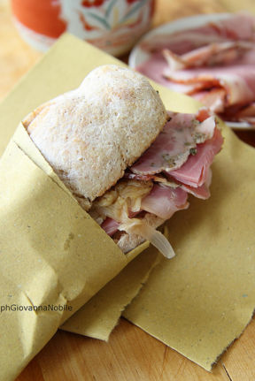 Panini di farina integrale e di farro, farciti con prosciutto cotto Rustichello Lenti e verza stufata