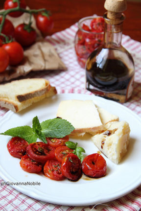 Pomodorini al forno con timo e aceto balsamico