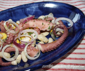 Polpo tiepido con fagioli cannellini e cipollotto di Tropea