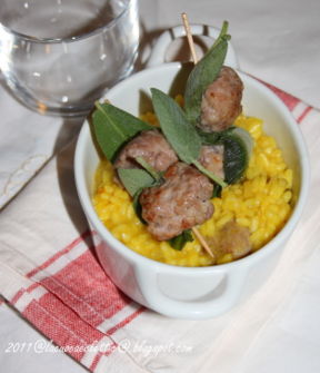 Risotto alla milanese con spiedini di salsiccia e salvia