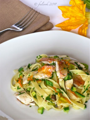 Tagliatelle zucchine, fiori e triglie
