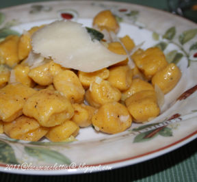 Gnocchi di zucca con sugo di porri e formaggio caprino
