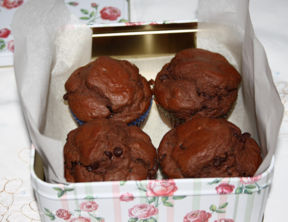 Muffin al cioccolato e tè verde al gelsomino