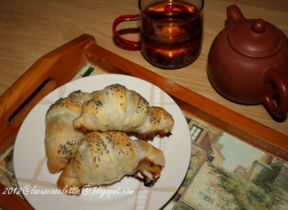 Croissants con marmellata di pesche e prosciutto crudo