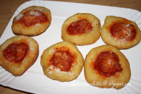 Pizzette fritte e...dessert con zucchero e cannella