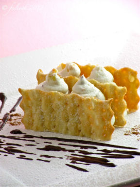 Bugie con crema alla ricotta e salsa di cioccolato e cannella