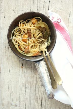 Spaghettini con funghi rositi all’alloro e peperoncino e cubetti di pane tostato