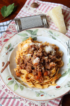 Tagliatelle con ragù di carne trita, Lardomagro Lenti funghi secchi ed erbe aromatiche. Cotechino Lenti con polenta alle nocciole e noci e lenticchie di Castelluccio aromatiche