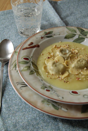 Ravioli ripieni di gorgonzola e nocciole, su vellutata di patate