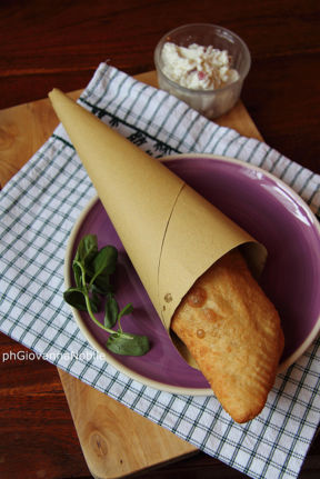 Pizze fritte con ricotta, mozzarella e salame