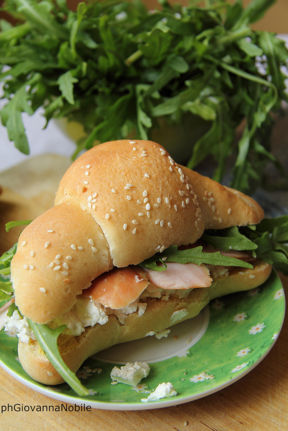 Croissants salati farciti con Gran Fesa di Tacchino Arrosto Lenti, robiola e rucola per il Ricettario eclettico